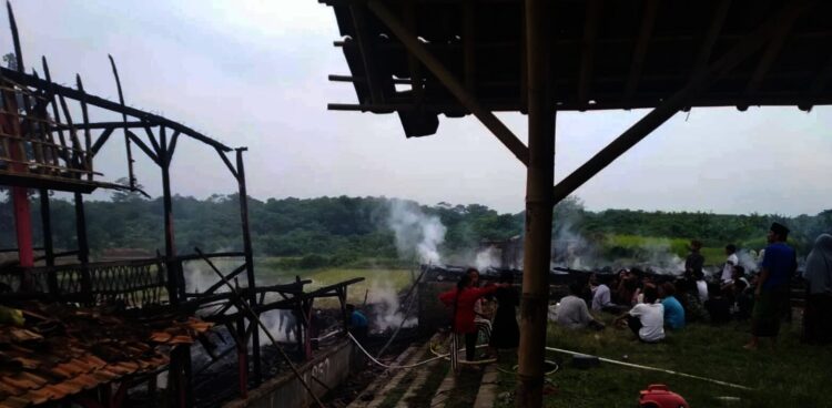 Kondisi bangunan kamar santri (Kobong), terlihat rusak berat akibat terbakar, Selasa (30/11/2021). (ISTIMEWA)