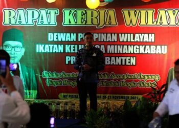 Wagub Banten tengah menyampaikan sambutan pada rapat kerja DPW IKM Banten, yang dilaksanakan di Anyer, Sabtu (20/11/2021). (ISTIMEWA)