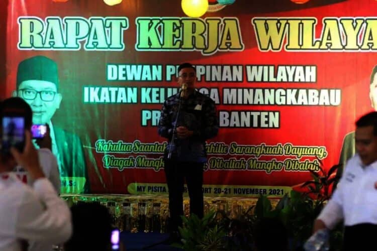 Wagub Banten tengah menyampaikan sambutan pada rapat kerja DPW IKM Banten, yang dilaksanakan di Anyer, Sabtu (20/11/2021). (ISTIMEWA)