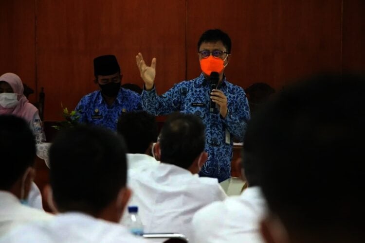 Kepala Dinkes Kabupaten Serang, Agus Sukmayadi, memimpin rapat evaluasi capaian vaksinasi bersama Camat dan Kepala Puskesmas, Kamis (11/11/2021). Dalam rapat tersebut, mereka menargetkan vaksinasi 1000 suntikan per hari. (ISTIMEWA)