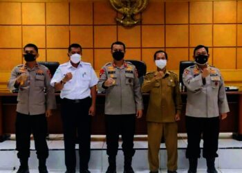 RAKOR–Kapolda Banten Irjen Pol Rudy Heriyanto, berfoto bersama usai mengikuti Rapat Koordinasi (Rakor) Lintas Instansi tentang Kewaspadaan dan Mitigasi Bencana, yang diselenggarakan di Ruang Rapat Utama (Rupatama) Polda Banten, Senin (8/11/2021). (ISTIMEWA)