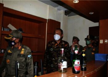 Wabup Serang, Pandji Tirtayasa, memimpin penyitaan barang milik THM yang masih beroperasi, belum lama ini. Hal itu dilakukan, lantaran masih membandel, meski dilarang beroperasi. (ISTIMEWA)