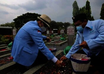 Ketua Umum Dewan Pimpinan Pusat (DPP) Mahasiswa Pancasila (Mapancas), Pilar Saga Ichsan, melakukan napak tilas dan roadshow ke sejumlah daerah. Ia juga berziarah ke makam pendiri Mapancas, Purnawirawan Jenderal TNI AH Nasution, di Taman Makam Pahlawan (KMP) Kalibata, Jakarta, Minggu (31/10/2021). (ISTIMEWA)