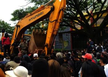 Alat berat dihadang oleh masa, yang menolak pembongkaran THM di JLS, beberapa waktu lalu. (ISTIMEWA)