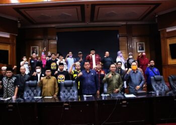 Sejumlah Ormas berfoto bersama dengan anggota DPRD Kabupaten Serang, usai menggelar audiensi, Kamis (18/11/2021). (SIDIK/SATELITNEWS.ID)