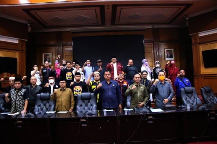 Sejumlah Ormas berfoto bersama dengan anggota DPRD Kabupaten Serang, usai menggelar audiensi, Kamis (18/11/2021). (SIDIK/SATELITNEWS.ID)