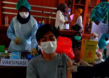 VAKSIN–Seorang warga sedang divaksin, belum lama ini. Kegiatan tersebut dilaksanakan oleh Dinkes Kabupaten Serang. (DOKUMEN)