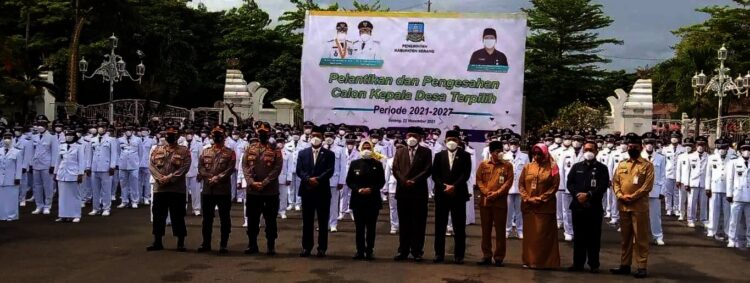 Berfoto bersama usai pelantikan 144 Kades terpilih di Pilkades lalu. (ISTIMEWA)
