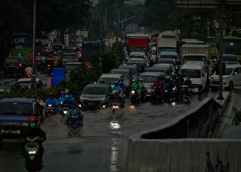 Potret Kemacetan di Kawasan Flyover Cibodas Akibat Genangan