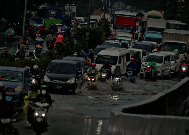 Potret Kemacetan di Kawasan Flyover Cibodas Akibat Genangan