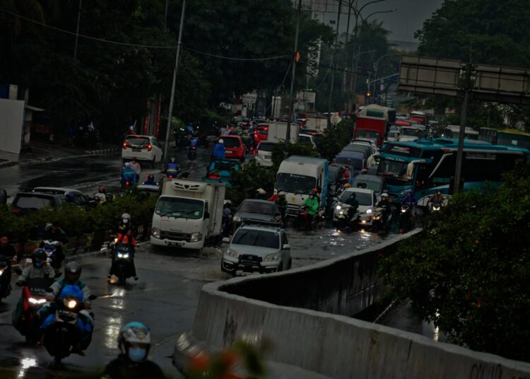 Potret Kemacetan di Kawasan Flyover Cibodas Akibat Genangan