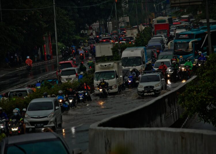 Potret Kemacetan di Kawasan Flyover Cibodas Akibat Genangan