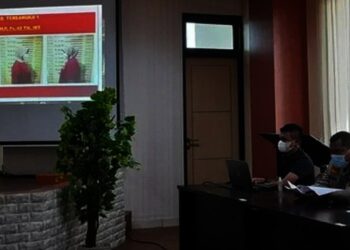 Kapolres Tangsel AKBP Iman Imanuddin mneunjukkan gambar salah satu pelaku pembuatan sertipikat tanah palsu