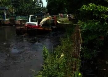 NORMALISASI: Sebuah alat berat tampak sedang melakukan normalisasi sungai. DOK