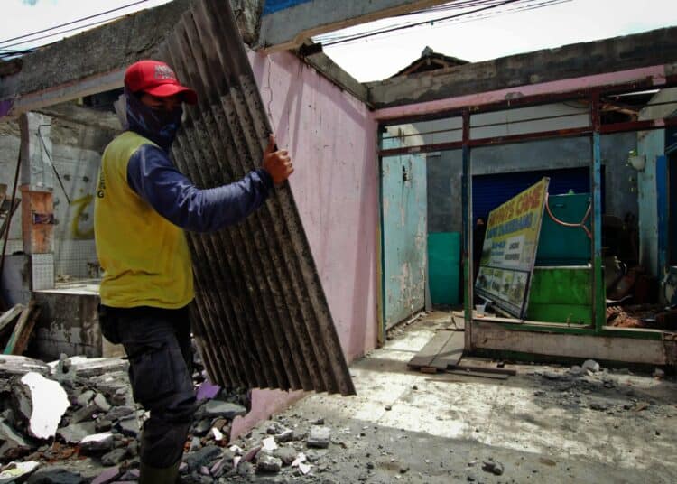 Potret Pembongkaran Rumah di Tengah Jalan Maulana Hasanuddin, Batuceper