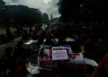Buruh Blokir Jalan dan Ancam Mogok, Jalan MH Thamrin Macet Parah