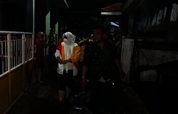 TERGENANG AIR: Anggota DPRD Tangsel  Yanto Ulay dan Eva Puspita saat kunjungi lokasi banjir di Pondok Betung, Pondok Aren. jarkasih