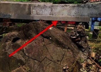 Lava letusan Gunung Krakatau tahun 1883 di Pantai Karangsari Carita, Kecamatan Carita, Kabupaten Pandeglang, ditumpangi pagar pembatas lahan oleh oknum, Selasa (30/11/2021). (ISTIMEWA)