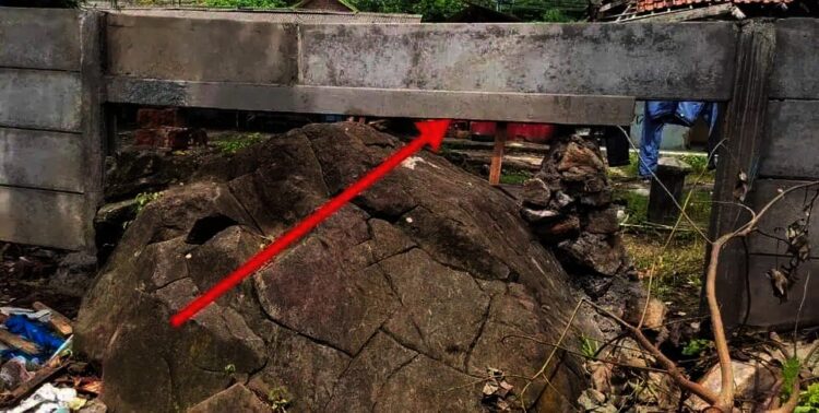 Lava letusan Gunung Krakatau tahun 1883 di Pantai Karangsari Carita, Kecamatan Carita, Kabupaten Pandeglang, ditumpangi pagar pembatas lahan oleh oknum, Selasa (30/11/2021). (ISTIMEWA)
