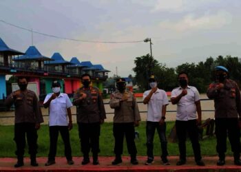 PANTAU BENDUNGAN PAMARAYAN–Kapolres Serang AKBP Yudha Satria, bersama Kapolsek Cikeusal, Kasi Humas Polres Serang dan Kasi Propam Polres Serang, memonitoring debit air Bendungan Pamarayan, di Kecamatan Cikeusal, Kabupaten Serang, Jumat (5/11/2021). (ISTIMEWA)
