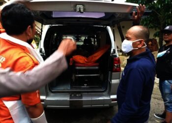 EVAKUASI–Personel Inafis Polres Pandeglang, evakuasi jasad korban meninggal dunia di dalam kamar hotel di Pandeglang, Selasa (9/11/2021). (DOKUMEN)