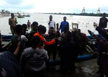 DITEMUKAN–Korban tenggelam di Pantai Kharisma, dievakuasi ke daratan dan kemudian dievakuasi ke rumah duka untuk dimakamkan, Minggu (28/11/2021). (ISTIMEWA)