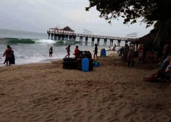 LOKASI WISATA PANTAI–Sejumlah wisatawan, berlibur di pantai Anyer, Kabupaten Serang, belum lama ini. Jelang Natal dan Tahun Baru, Pemkab Serang batasi wisatawan dan larang ASN cuti. (ISTIMEWA)
