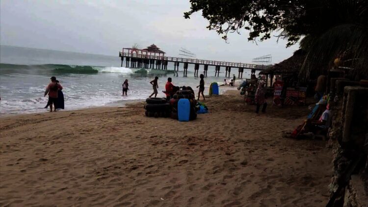 LOKASI WISATA PANTAI–Sejumlah wisatawan, berlibur di pantai Anyer, Kabupaten Serang, belum lama ini. Jelang Natal dan Tahun Baru, Pemkab Serang batasi wisatawan dan larang ASN cuti. (ISTIMEWA)