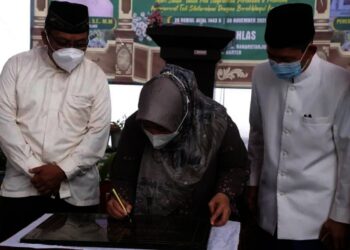 PERESMIAN–Bupati Pandeglang, Irna Narulita, menadatangani prasasti masjid Al-Iklas, Selasa (30/11/2021). (ISTIMEWA)