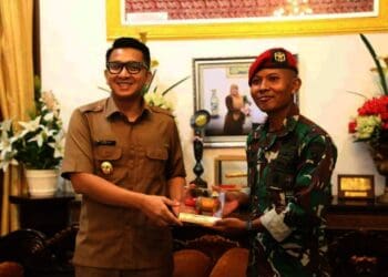 BERBARING–Ugeng Maulana, didampingi ibunya, terlihat sedang berbaring lemas menahan rasa sakit disekujur badannya, di tempat tidurnya yang berada di raung tamu rumahnya, Rabu (17/11/2021). (ISTIMEWA)