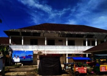 BANGUNAN RSUD LABUAN–Kondisi gedung RSUD Labuan yang terlihat kumuh, terpampang pengumuman bakal dibangun kembali oleh Pemprov Banten, Minggu (21/11/2021). (ISTIMEWA)