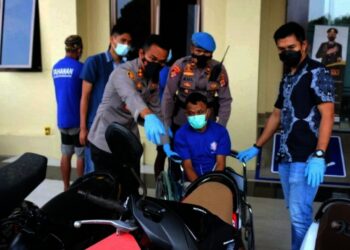 EKSPOSE KASUS CURANMOR–Kapolres Pandeglang, AKBP Belny Warlansyah, didampingi jajarannya, menunjukan para pelaku dan barang bukti kasus Curanmor, di Mapolres Pandeglang, akhir pekan lalu. (ISTIMEWA)