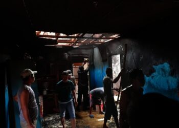 Para pihak sendang membantu memadamkan api, yang membakar rumah warga Kampung Kadutoke RT 02 RW 14, Kelurahan Kabayan, Kecamatan Pandeglang, Kabupaten Pandeglang, Senin (1/11/2021). (ISTIMEWA)