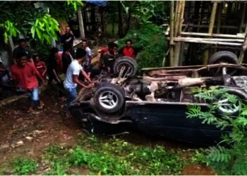 Kondisi Angkot jurusan Labuan – Pandeglang, terbalik saat masuk ke jurang dengan ketinggian sekitar 5 meter persegi, Senin (1/11/2021). (ISTIMEWA)