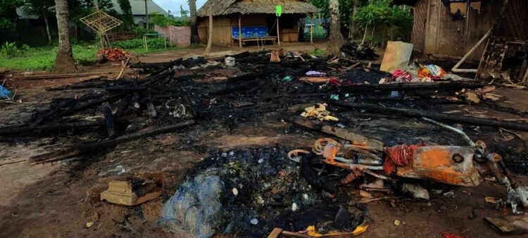 Rumah warga Kampung Muaradua RT 04 RW 01, Desa Cikiruhwetan, Kecamatan Cikeusik, Kabupaten Pandeglang, rata dengan tanah dilalap si jago merah, Selasa (2/11/2021). (ISTIMEWA)