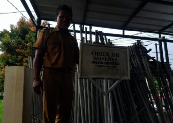 Kepala Bidang Penetapan DP2D Pandeglang, Muklis Arifin, sedang mengecek plang yang diperuntukan bagi penunggak pajak. (ISTIMEWA)