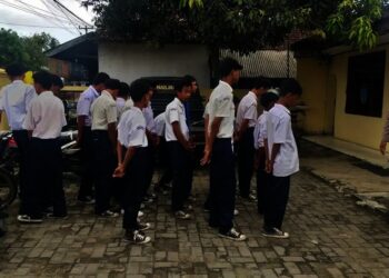Para pelajar yang hendak tawuran, sedang diberikan pembinaan oleh jajaran Polsek Pagelaran di halaman Mapolsek Pagelaran, Selasa (2/11/2021). (ISTIMEWA)