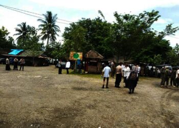 DISWASTANISASI–Pihak Pemkab Pandeglang, dikawal ketat pihak kepolisian dan Satpol PP, meninjau dan menyerahkan pengelolaan Aset Tanah Pemkab Pandeglang di Karangsari Carita, Rabu (3/11/2021). (ISTIMEWA)