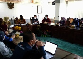 RAKOR - Sekda Kabupaten Serang, TB Entus Mahmud Sahiri rapat koordinasi bersama tim dari Kemenko Bidang Pembangunan Manusia dan Kebudayaan (PMK) Republik Indonesia, Kamis (4/11/2021). (ISTIMEWA)