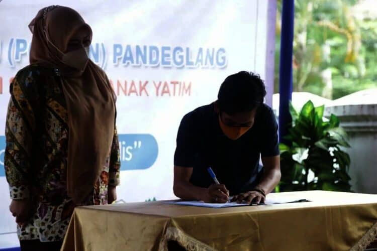 Ketua Porwan Pandeglang, Nipal Sutiana, menandatangani surat tanda terima guna pakai gedung Porwan, disaksikan Bupati Pandeglang Irna Narulita, Kamis (4/11/2021). (MARDIANA/SATELITNEWS.ID)
