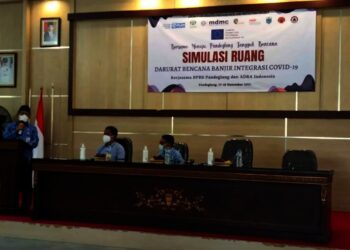 SIMULASI RUANG–Penjabat Sekda Pandeglang, Taufik Hidayat, memberikan sambutan di acara simulasi ruang darurat bencana banjir integritasi Covid-19, di Pandeglang, di Pendopo Bupati Pandeglang, Kamis (18/11/2021). (ISTIMEWA)