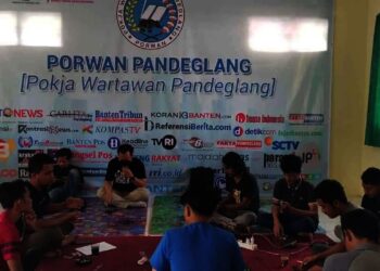 RAPAT–Panitia dan pengurus Porwan Pandeglang, menggelar rapat persiapan FGD, di Sekretariat Porwan Pandeglang, beberapa waktu lalu. (DOKUMEN)