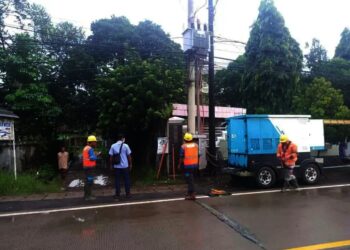 Tim teknisi PLN sedang memperbaiki kabel grounding, Selasa (23/11/2021). (ISTIMEWA)