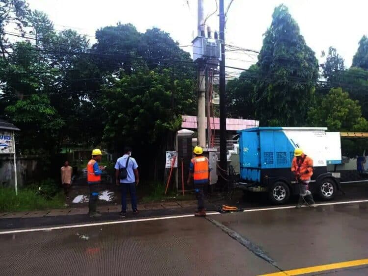 Tim teknisi PLN sedang memperbaiki kabel grounding, Selasa (23/11/2021). (ISTIMEWA)