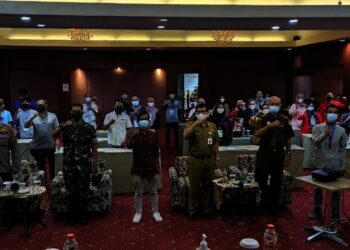 FOTO BERSAMA–Usai pembukaan acara FGD, yang diselenggarakan Porwan Pandeglang di salah satu hotel, Selasa (23/11/2021), para peserta, panitia dan tamu undangan, berfoto bersama. (ISTIMEWA)