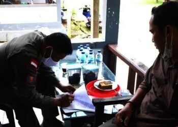 PENANDATANGANAN BERITA ACARA–Disaksikan pihak CV. Mitra Abyakta Wisesa, Kepala Satpol PP Pandeglang, Entus Bakti, menandatangani berita acara pembukaan penutupan tambak udang di Panimbang, Kamis (25/11/2021). (NIPAL SUTIANA/SATELITNEWS.ID)