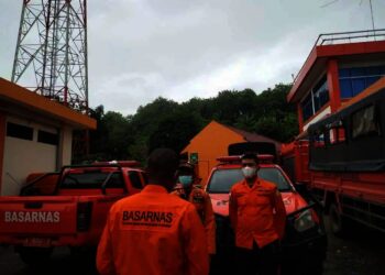 Kantor SAR Banten, mempersiapkan personel dan peralatan untuk melakukan pencarian nelayan yang hilang digulung ombak, di Pantai Kharisma, Pandeglang, Minggu (28/11/2021). (ISTIMEWA)