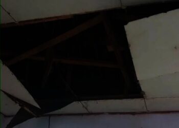 Bagian plafon SDN Perdana 3 sudah rapuh dan nyaris ambruk, Selasa (30/11/2021). (ISTIMEWA)