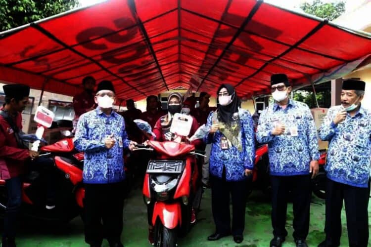FOTO BERSAMA–Usai menyerahkan kendaraan, Pj Sekda Pandeglang bersama jajarannya dan para pendamping PKH, berfoto bersama di halaman Dinsos Pandeglang, Senin (29/11/2021). (ISTIMEWA)
