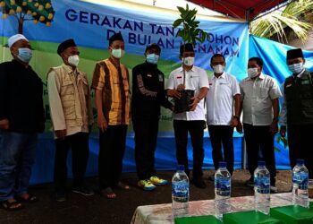 TANAM POHON: Lembaga Penanggulangan Bencana dan Perubahan Iklim Nahdlatul Ulama (LPBI - NU) Kota Tangsel mengadakan kegiatan bertajuk “Gerakan Menanam Pohon di Bulan Menanam” di Pesantren Al-Tsaniyyah Kelurahan Buaran Kecamatan Serpong. (JARKASIH/SATELITNEWS.ID)